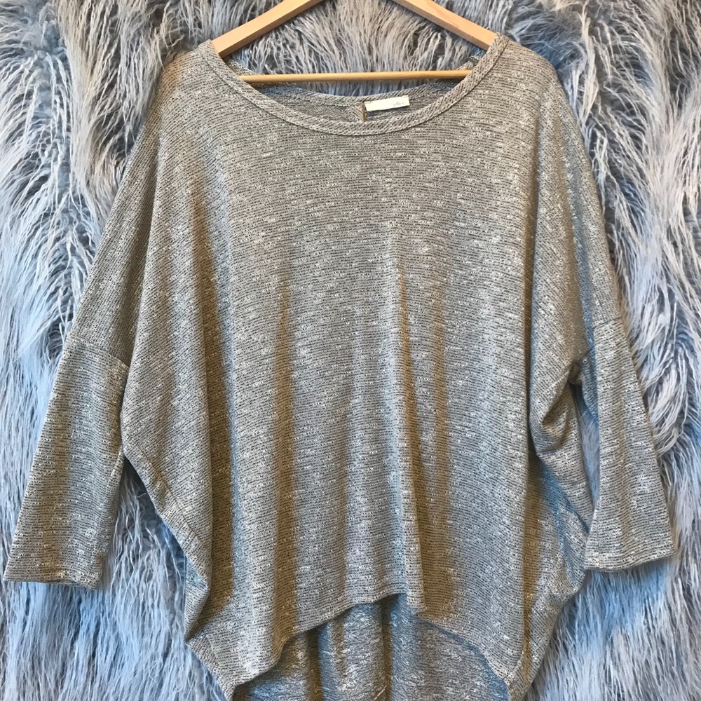 JELLA C. TOP WITH BUTTON DOWN BACK